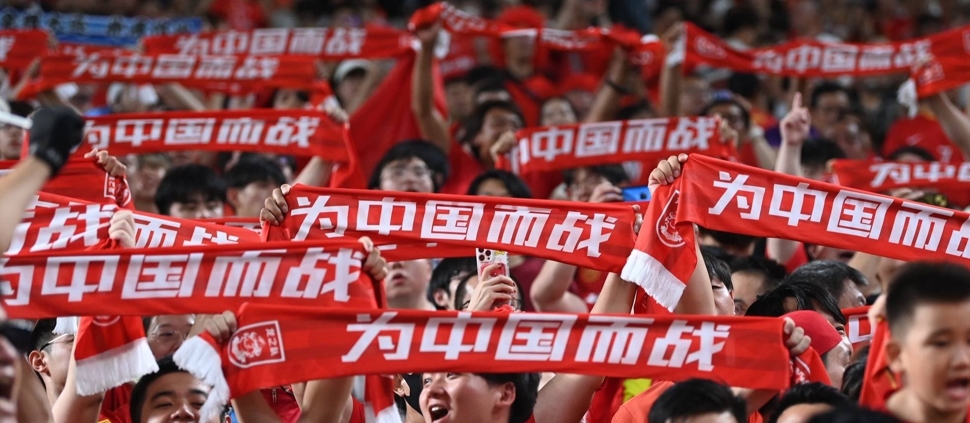 爱游戏app-包含激烈比拼瞬间爆发，球场气氛紧张刺激的词条