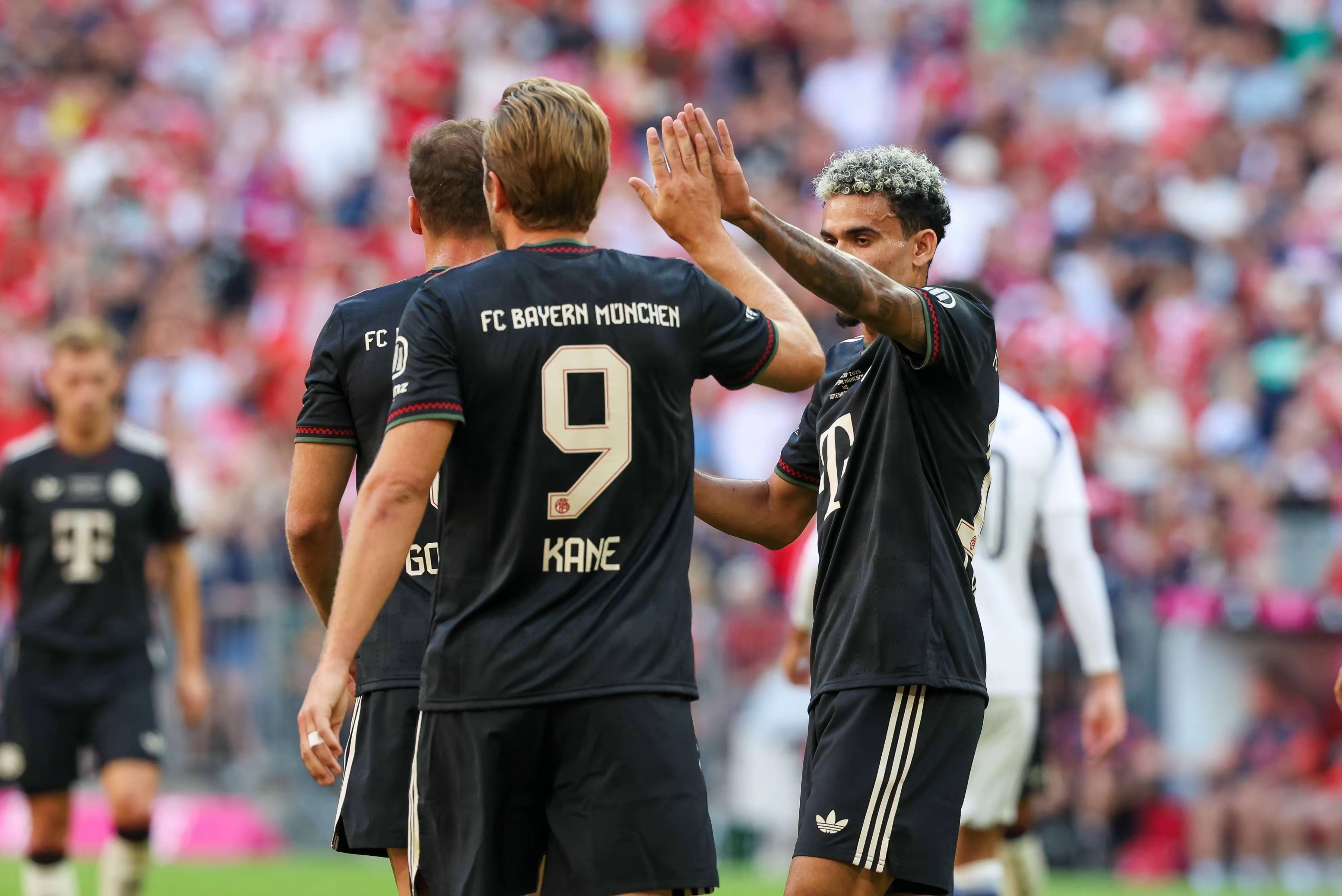 拜仁慕尼黑中场连续破门领先 拜仁慕尼黑中场连续破门领先