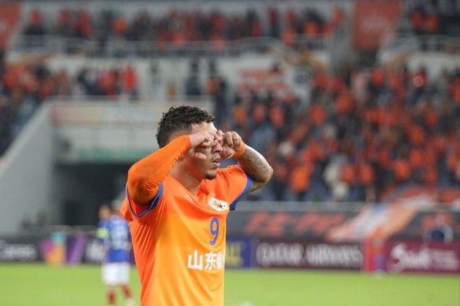 战术针对性强力突破对手防线，取得关键进球