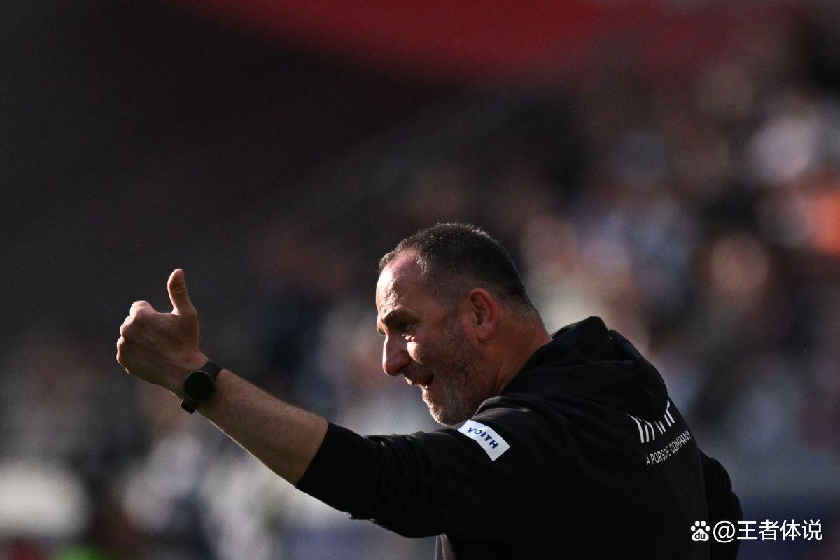 法兰克福主帅对球队表现不满,需调整阵容 法兰克福主帅对球队表现不满,需调整阵容