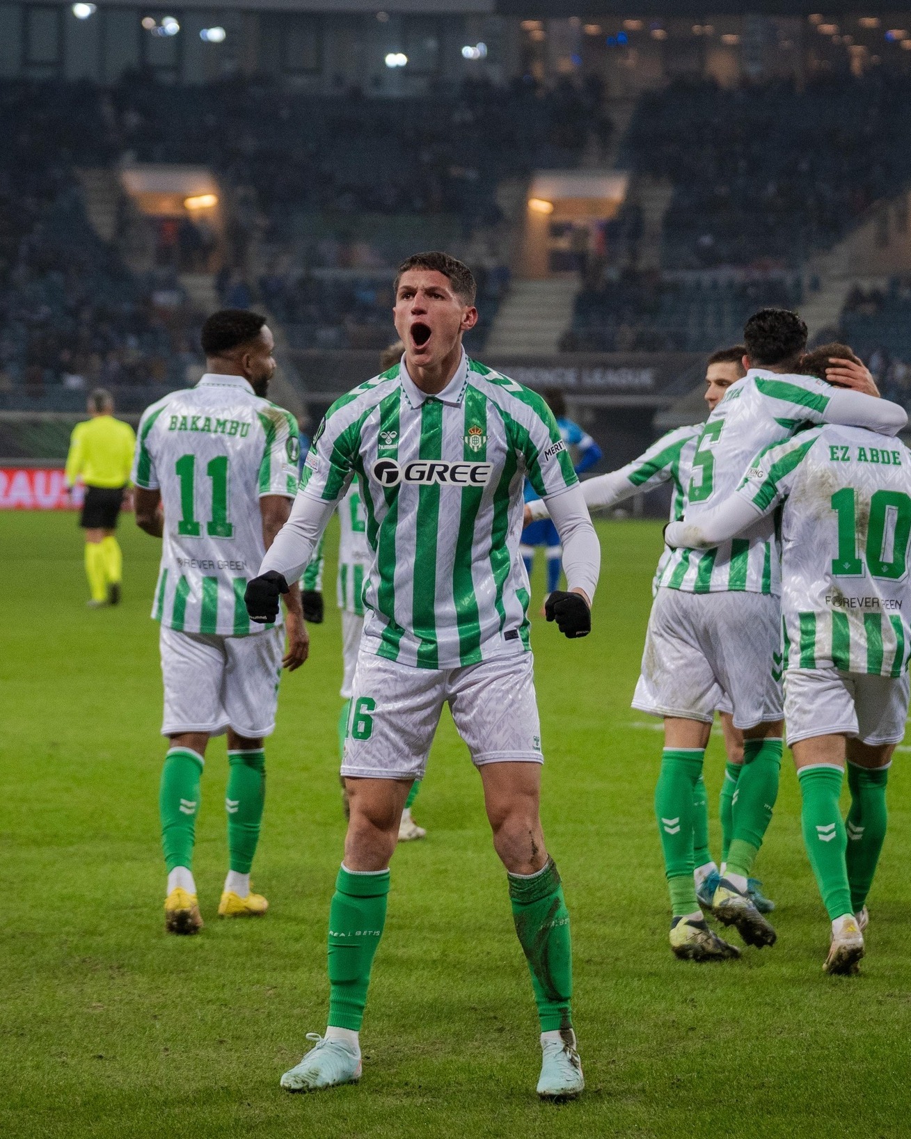 比利亚雷亚尔皇家队击败皇家贝蒂斯队，登上积分榜首位