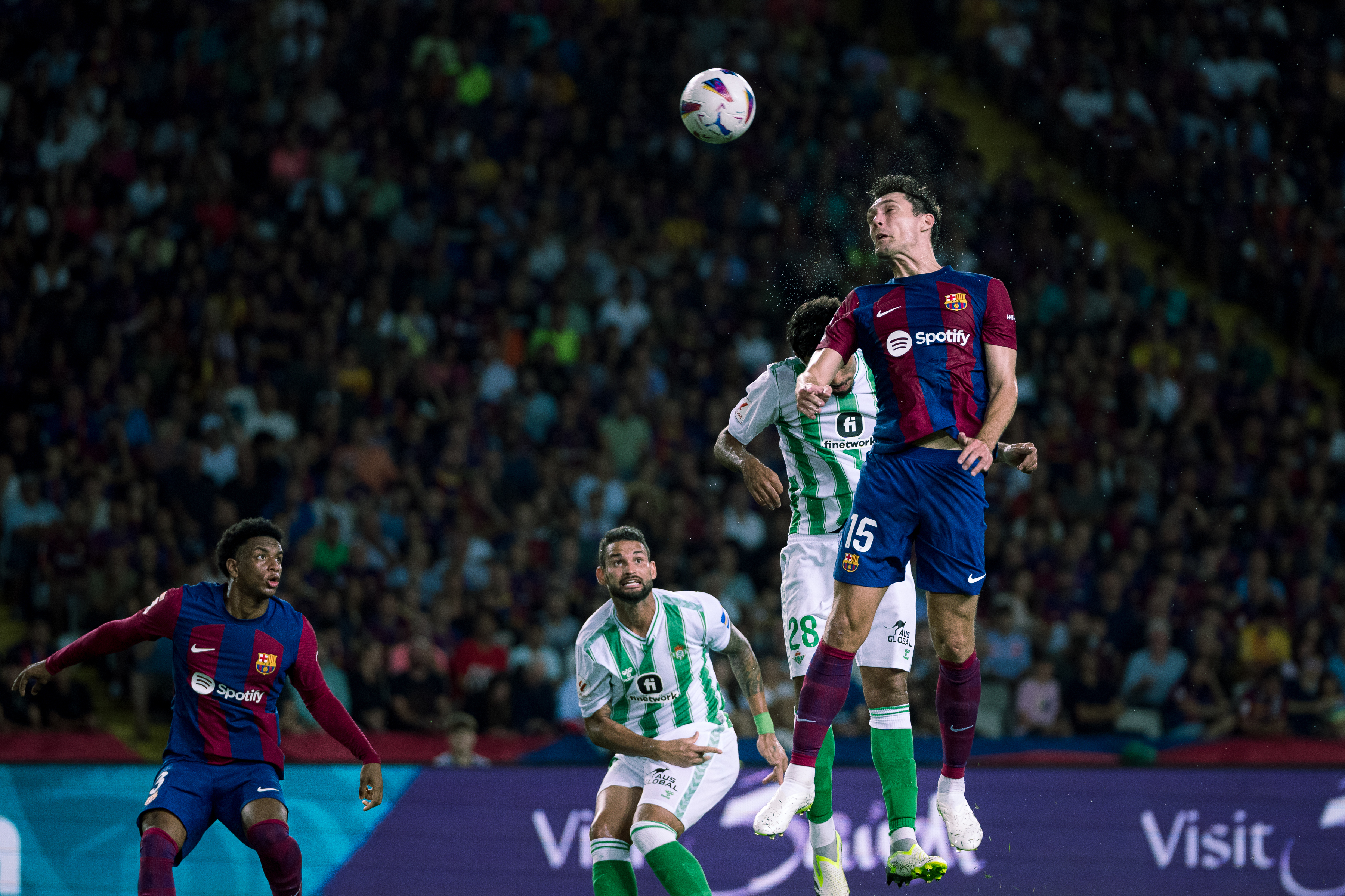 比利亚雷亚尔皇家队击败皇家贝蒂斯队，登上积分榜首位