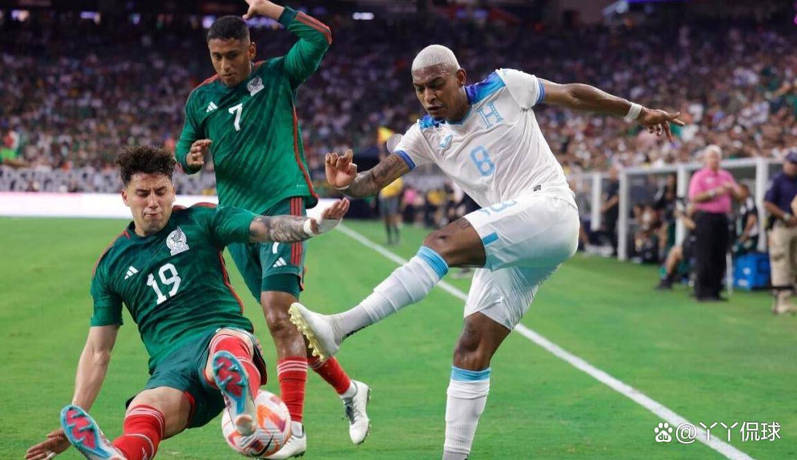 爱游戏-墨西哥队在比赛中实现逆袭，赢得观众喝彩